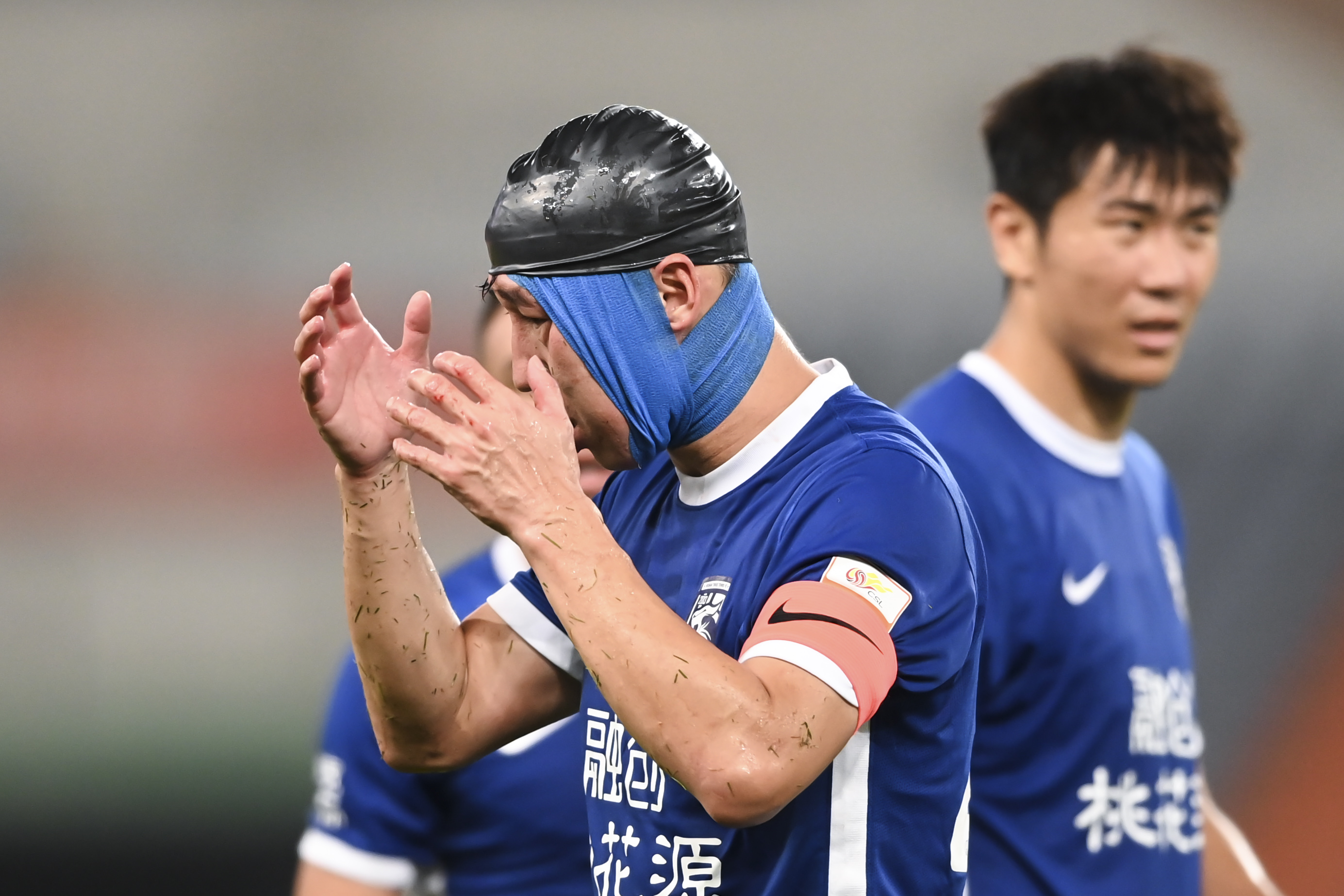 足坛图志任航化身球场悍匪冲天小辫尽显反差萌