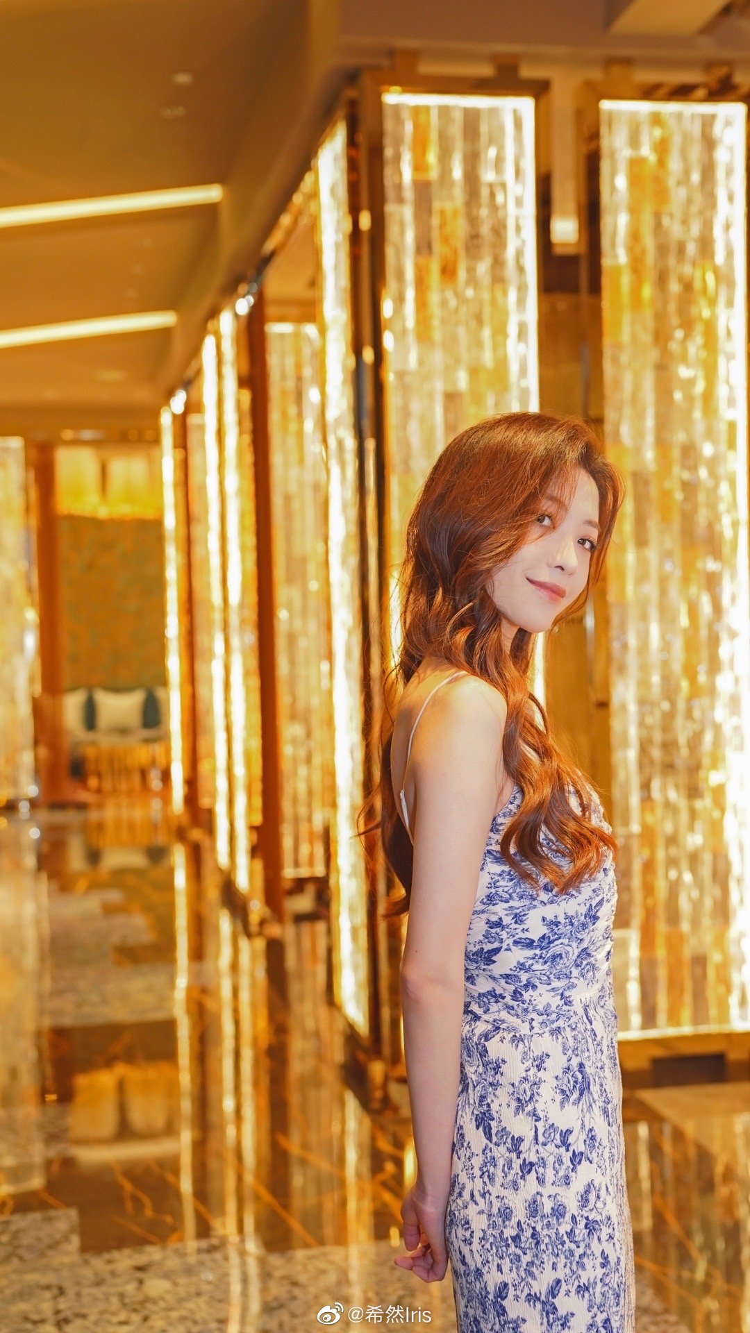 lpl主持人希然晒照:云端和无关天空的遐想7815-直播吧