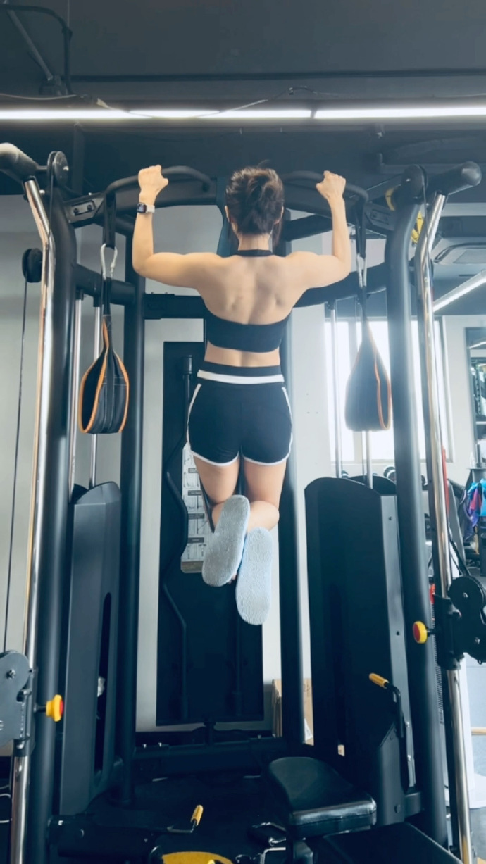 lpl主持人余霜更新健身日常每天都锻炼了嘻嘻