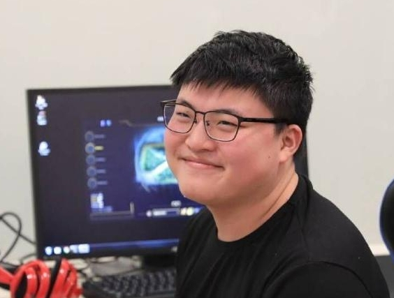 被弹幕问及复出uzi哈哈大笑听说过没退役只是太菜没人要吗