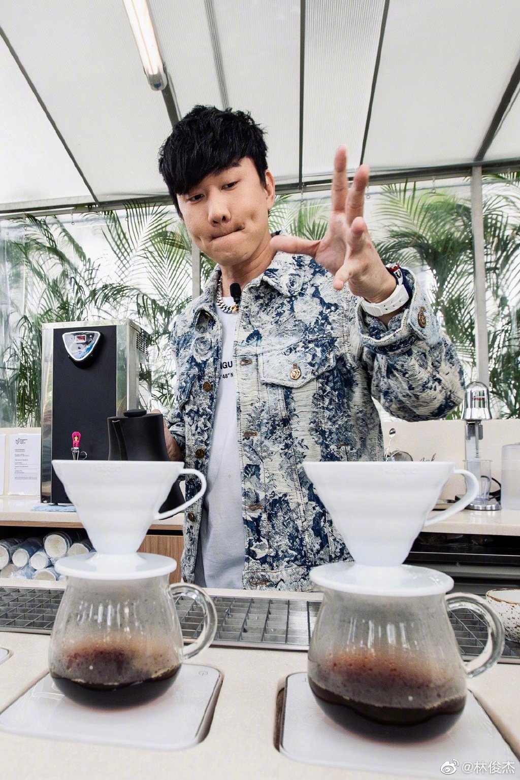 林俊杰回复道:"最近比較流行吃新加坡式加椰漿烤吐司配「咖啡」!