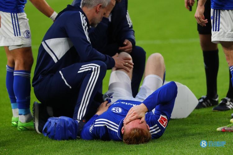 沙尔克官方：利物浦外租小将范登贝尔赫韧带重伤，伤缺本年度比赛