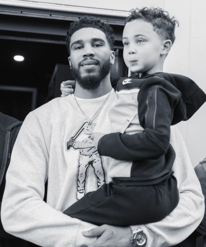 塔图姆怀抱儿子与杰伦合照 被球迷戏称为"一家三口"98-直播吧