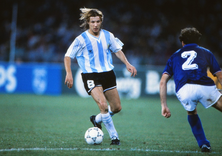 FIFA官博?？峒獊?9歲生日快樂：藍白間條中藏著一縷風暴