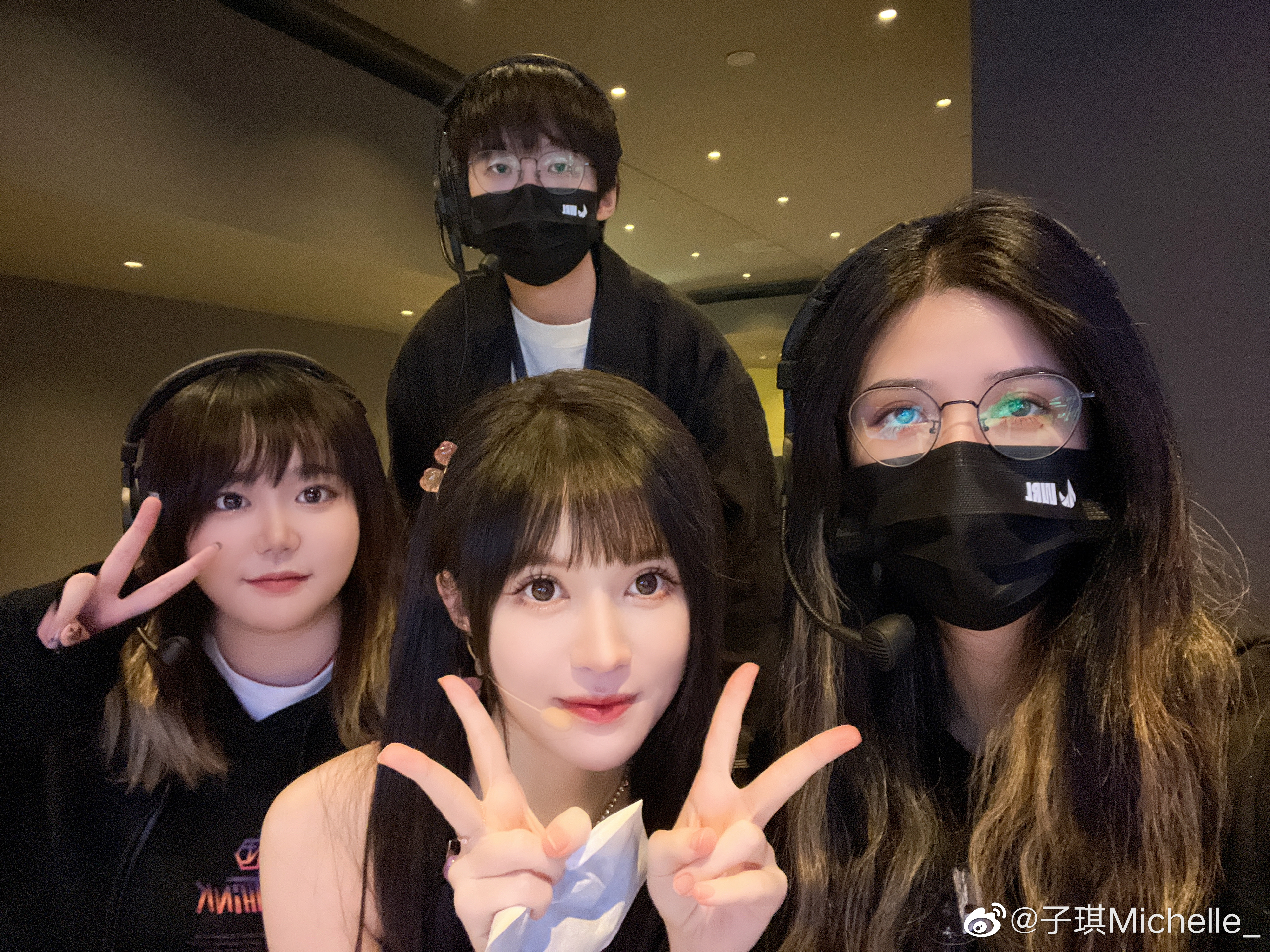 主持子琪晒照：还好大家都在快乐上班