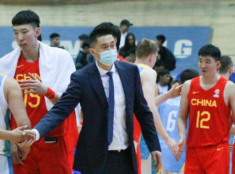 CBA官方：周琦、赵睿分别以一年和三年顶薪签约新东家