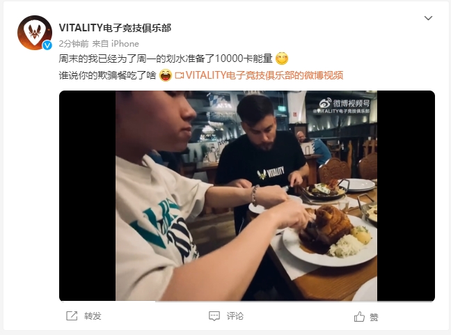 VIT俱乐部分享Bo人日常:正在吃烤猪肘的Bo