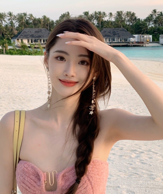 Ming绯闻女友1saye晒照：游泳