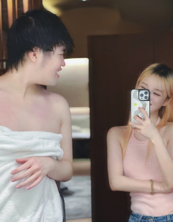 姿态女友周喵喵晒照：一年一度的二人世界