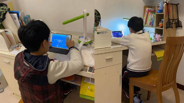 父母让8岁男孩休学一周专门打游戏：每天玩16小时孩子已崩溃