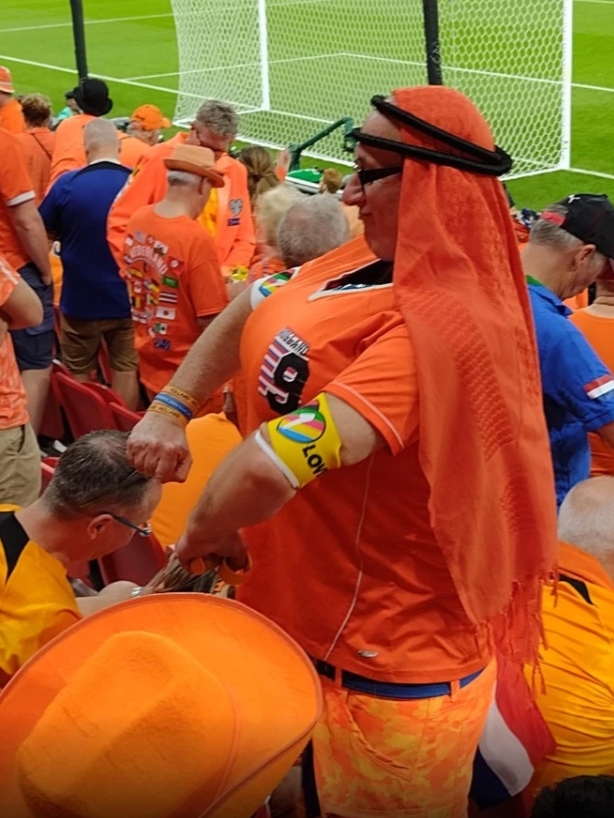 荷兰球迷戴充气胸部博眼球被卡塔尔当局强制摘除0569