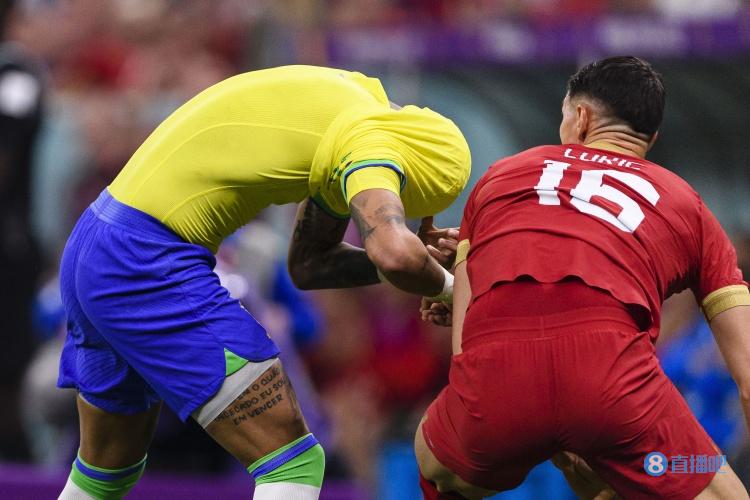 猜猜这是谁急着要球衣内马尔比赛中被塞尔维亚球员扯掉衣服