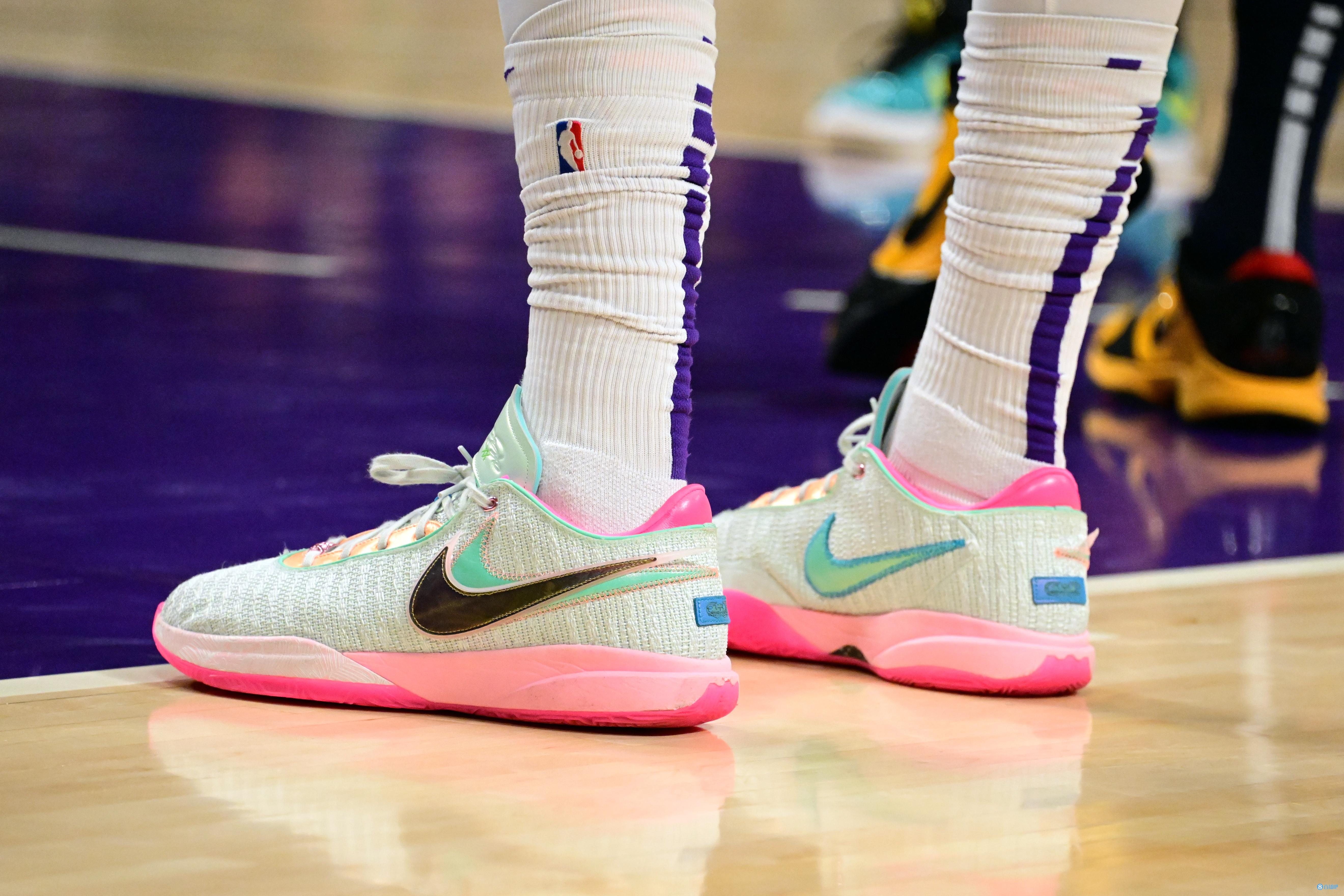 这个配色很清新安东尼戴维斯今日比赛继续上脚詹20战靴