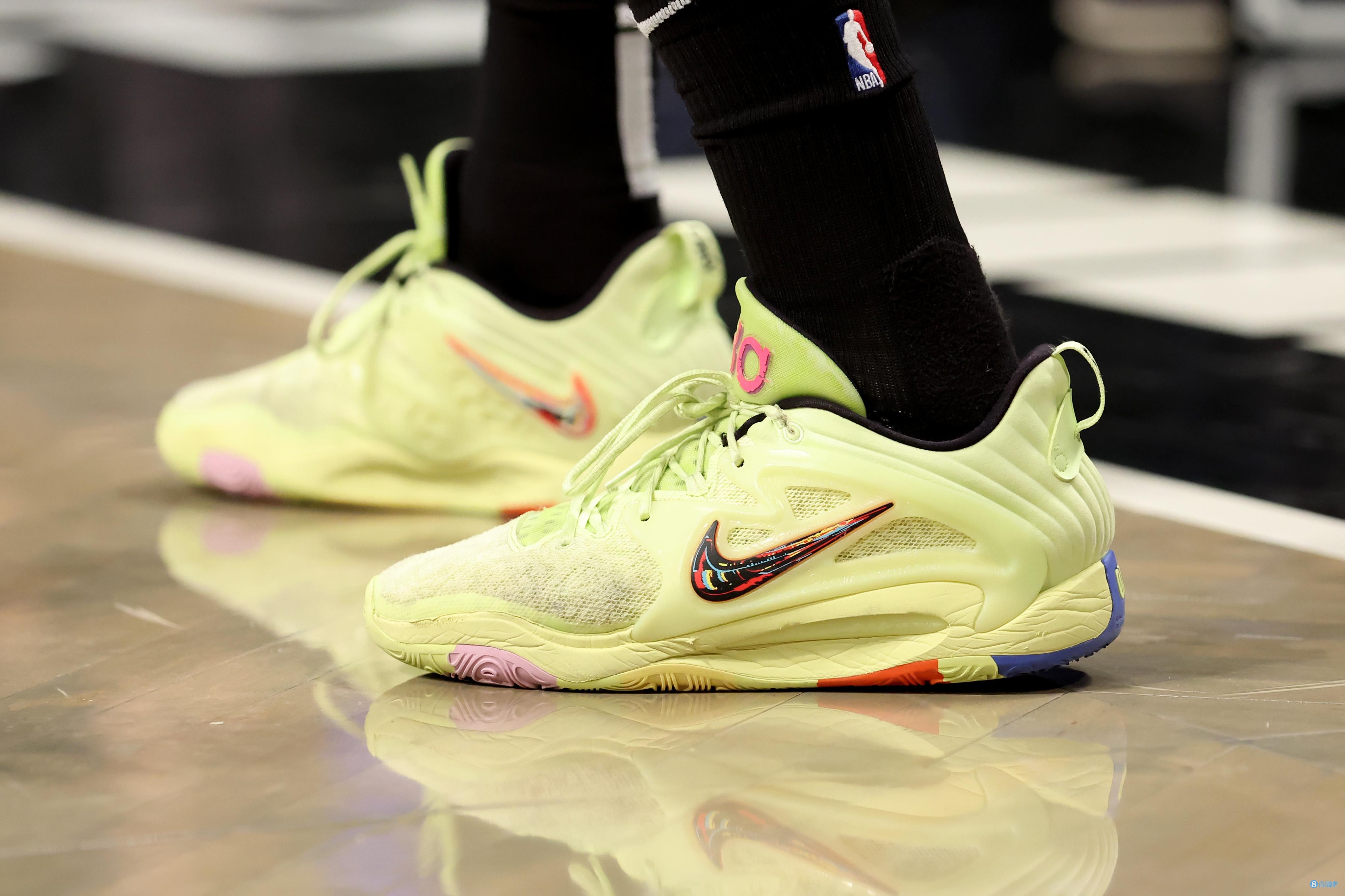 此役,篮网球员乔-哈里斯继续上脚队友杜兰特的第15代签名鞋,这是一双