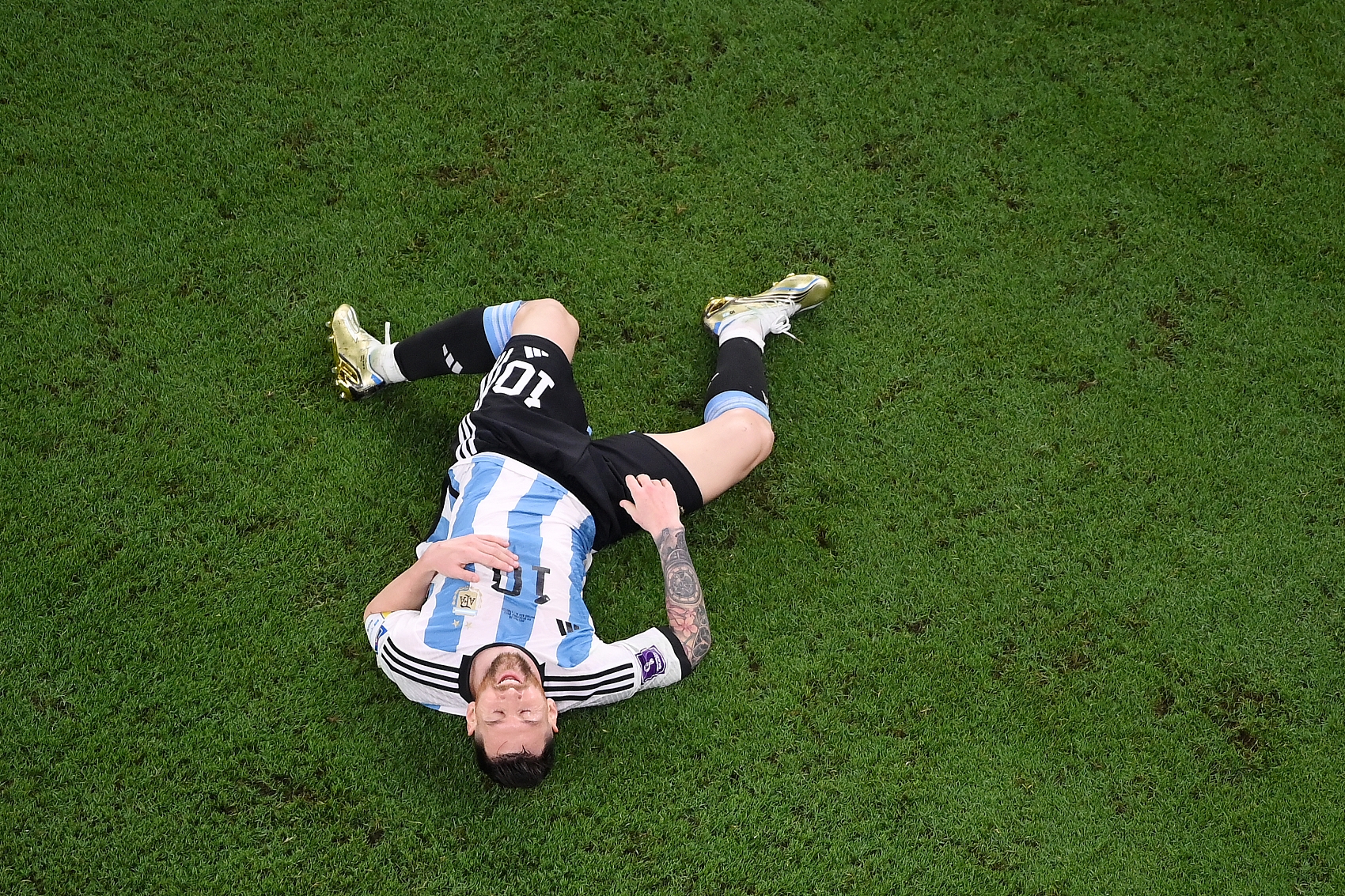 仰躺草坪露出甜蜜微笑我是梅西我现在一点也不慌