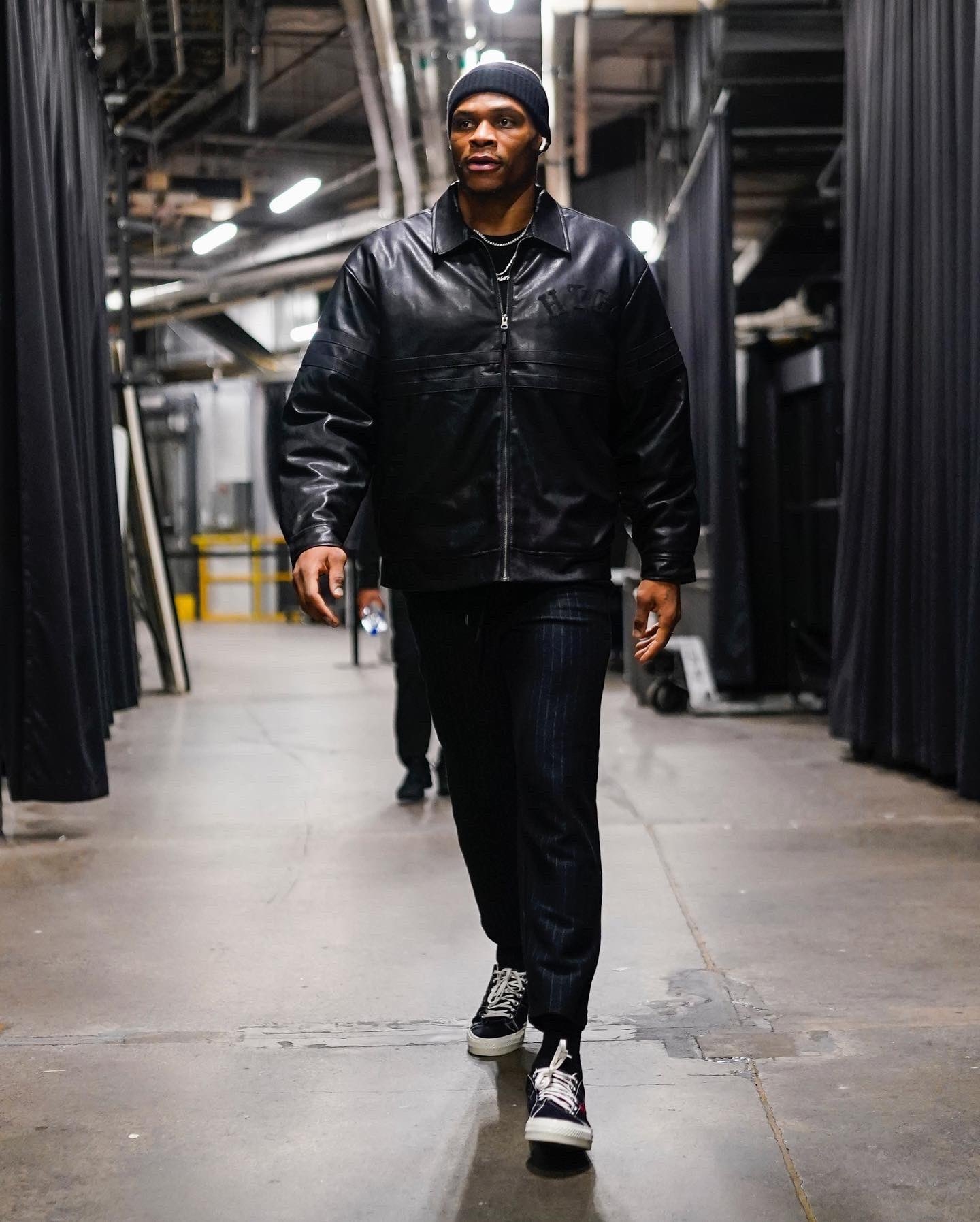 威少今日一身黑帅气入场