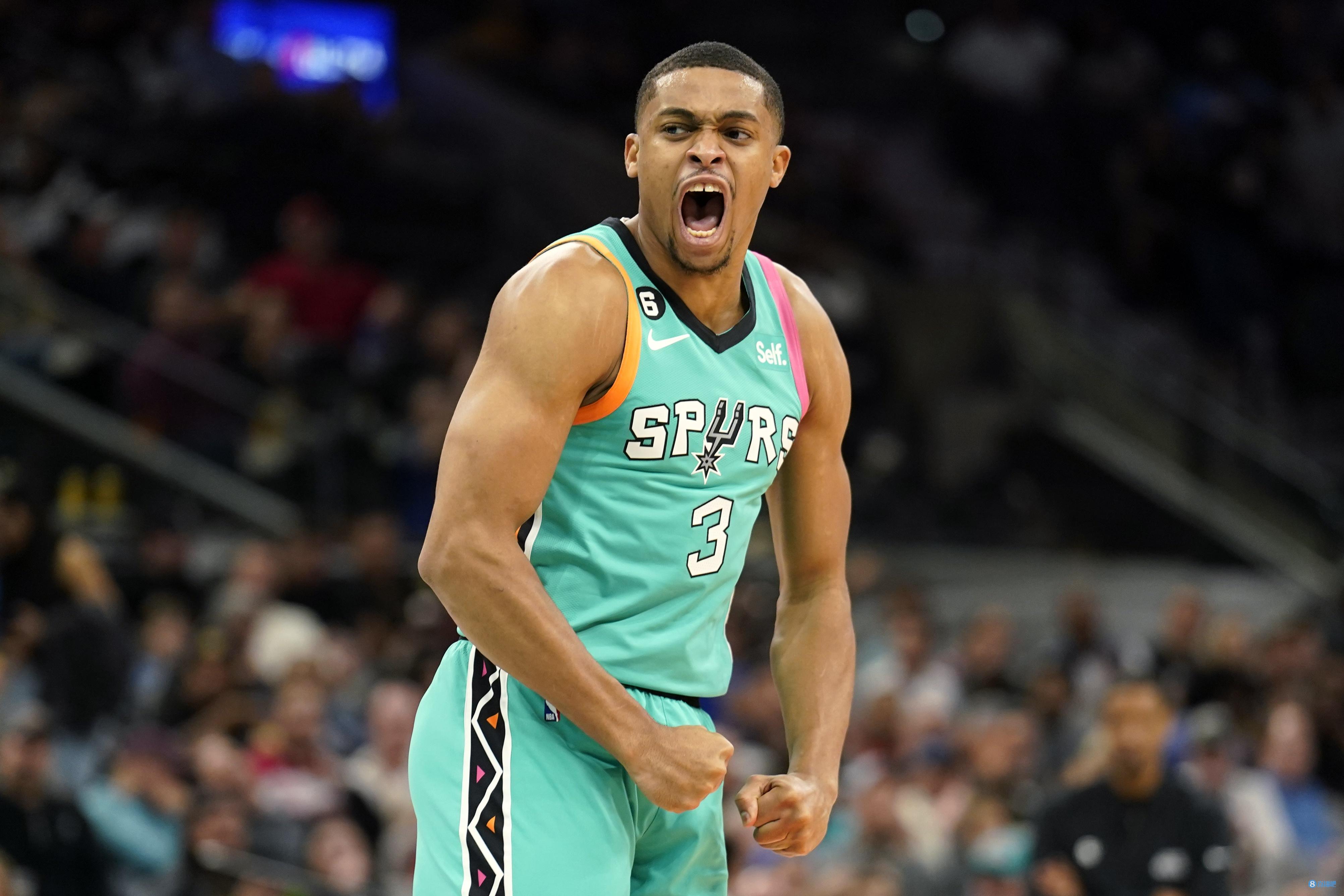 本场比赛,马刺球员凯尔登-约翰逊继续自己的强势表现,出战35分钟,21投