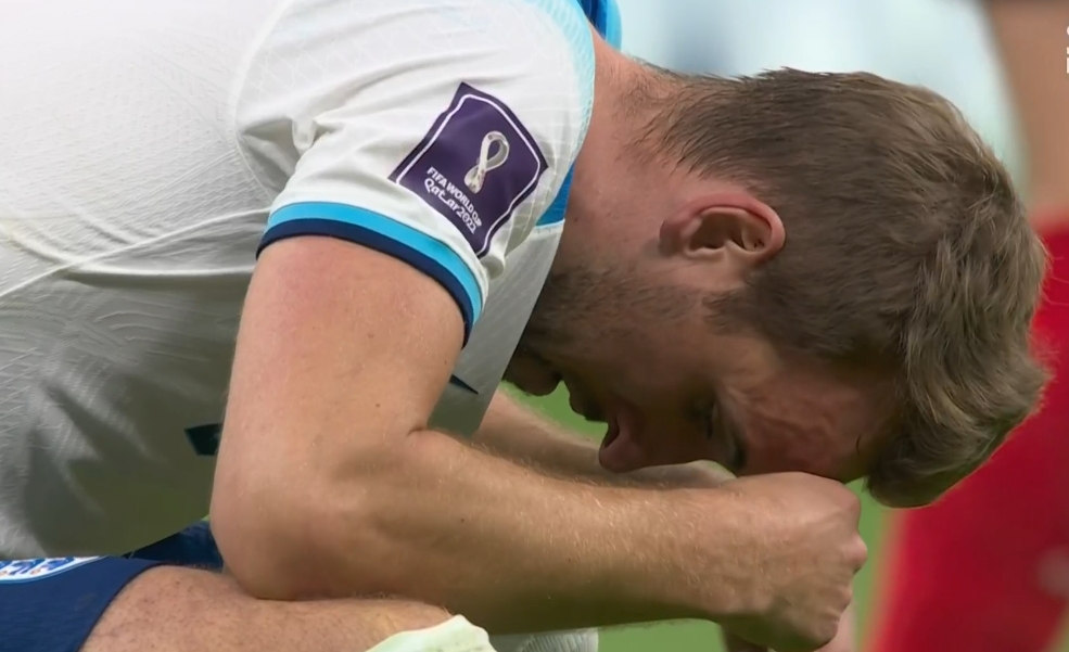 赛后错失扳平点球的凯恩蹲在地上抽泣