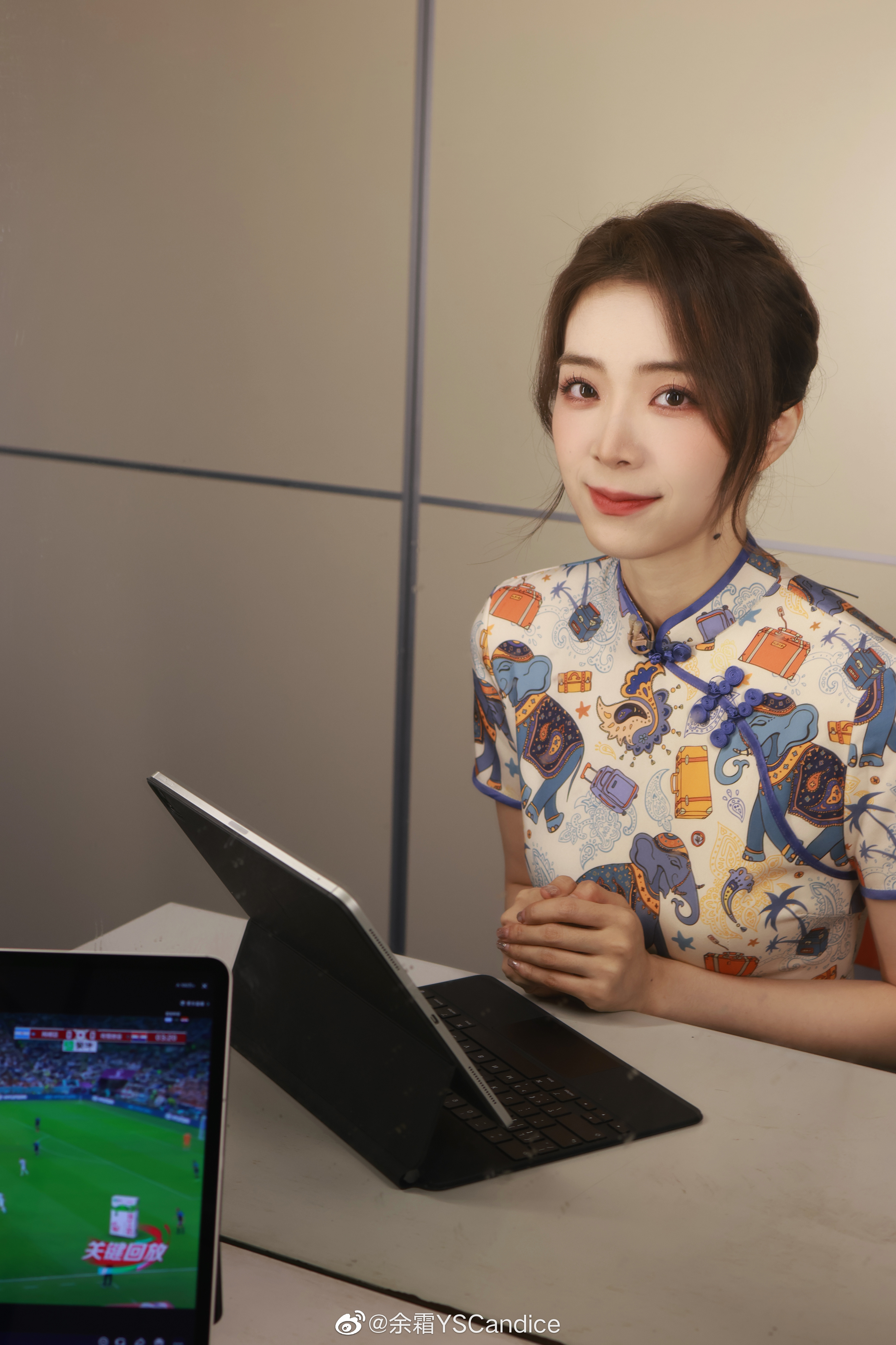 主持余霜晒照：在化妆间看世界杯