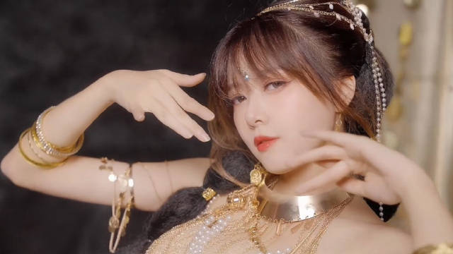 LPL主持人骆歆晒跳舞视频：异域风情，妩媚舞娘