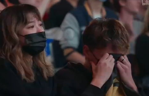给粉丝整破防了！RNG八强被T1横扫后现场粉丝捂眼痛哭