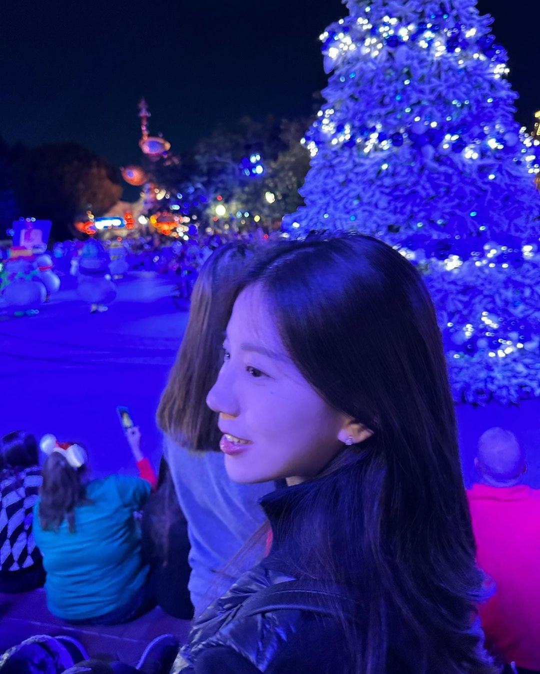 LCK女主持志宣晒照：快乐的迪士尼之旅