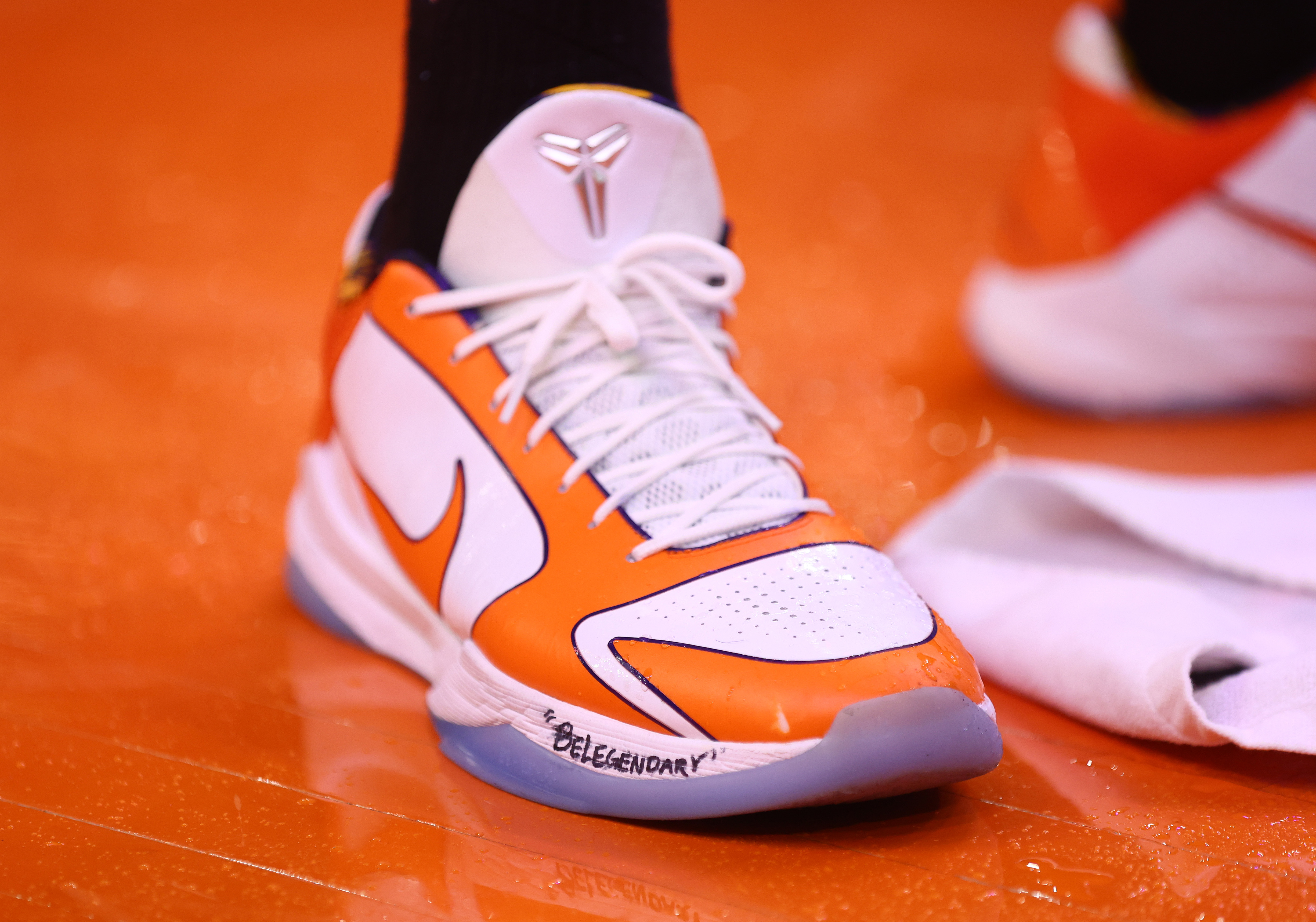 布克继续上脚科5太阳队pe战靴 爆砍58分6板5助