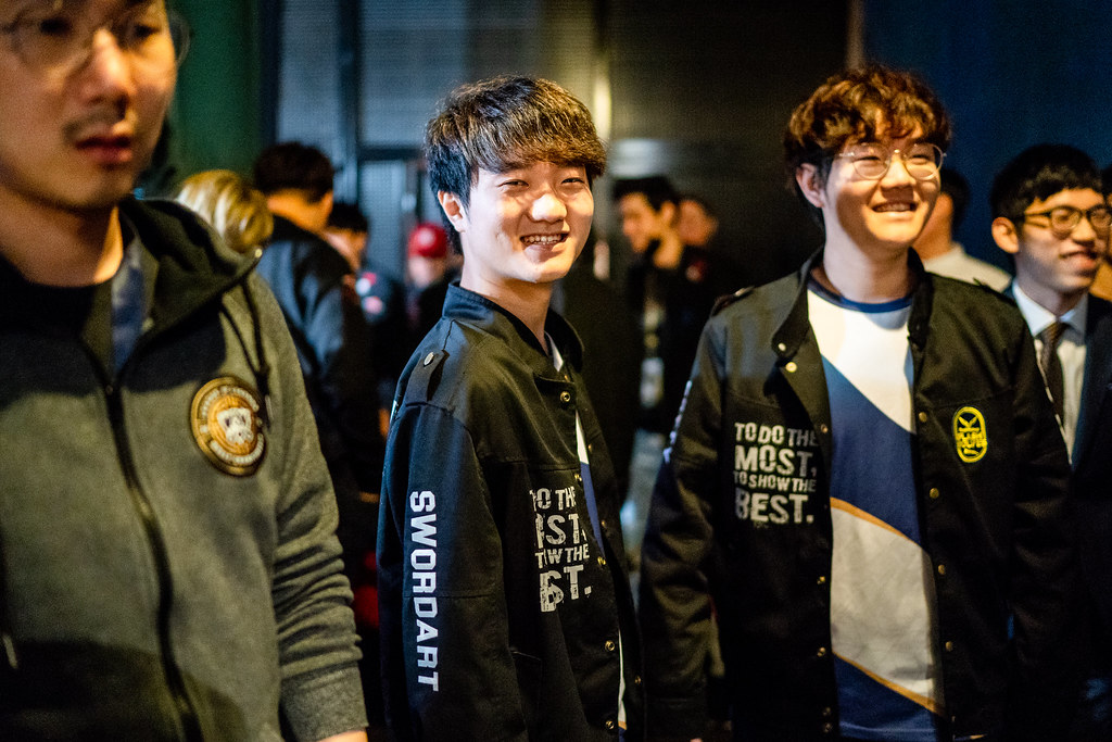 老闪电狼下路队友重聚首时隔1525天后在赛场并肩合作拿下胜利