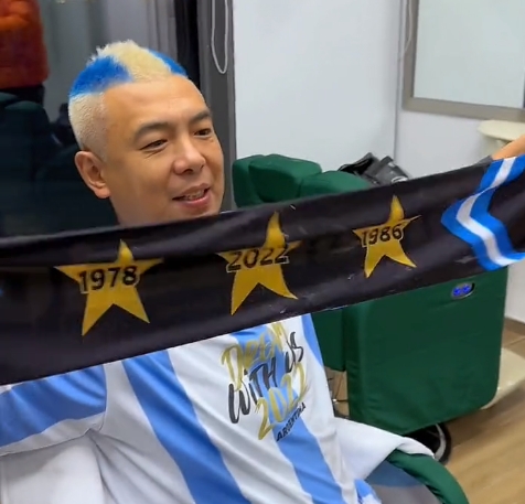 不喽吧前国脚徐亮将发型染成阿根廷国旗颜色