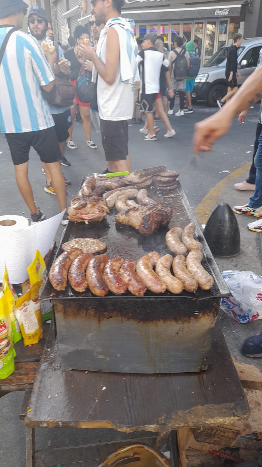 等得有点饿等待在方尖碑广场的球迷开始烤肉