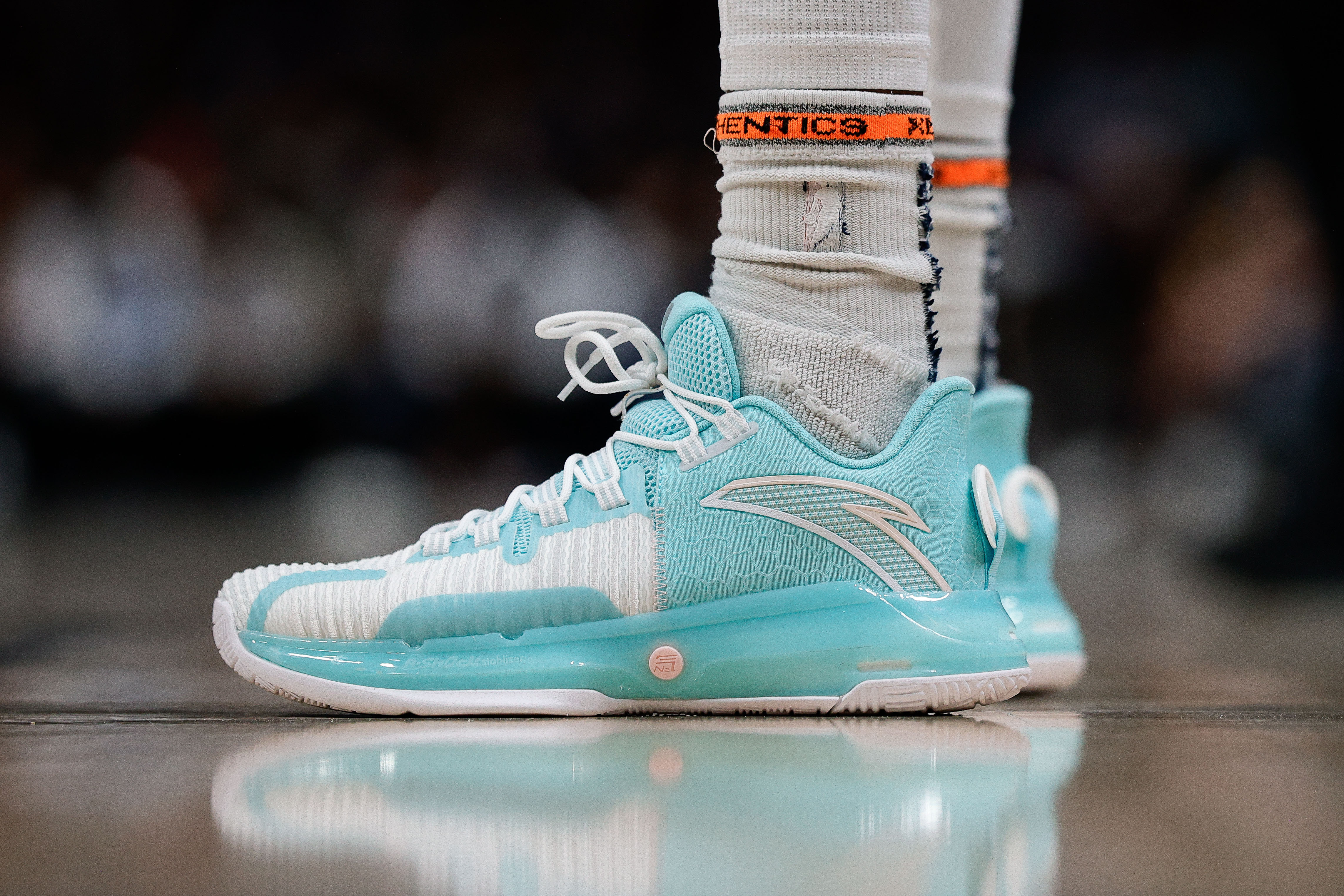 布鲁斯布朗上脚安踏轻狂pro战靴拿下16分5篮板4助攻2封盖