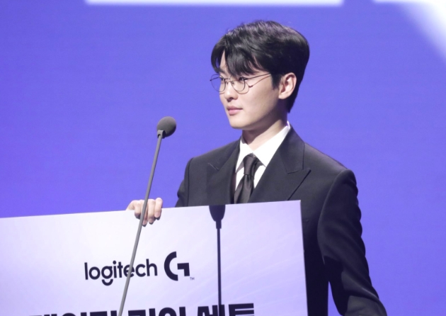 直播吧12月22日讯 今日结束lck颁奖典礼的rascal选手回到基地开启直播