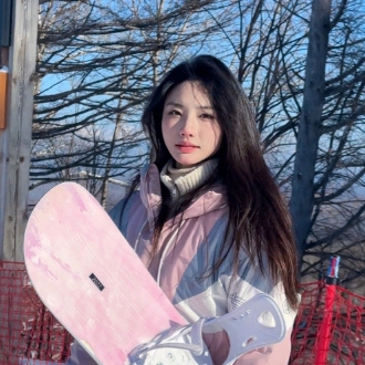 主持小何晒照：今天是单板选手