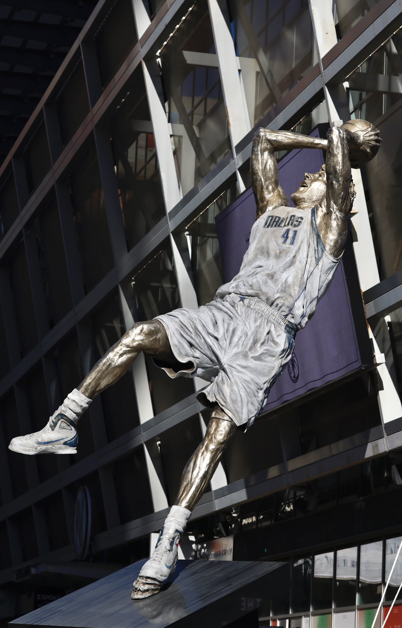 值得一提的是,雕像上的球鞋是诺维茨基在2011年总决赛所穿的hyperdunk