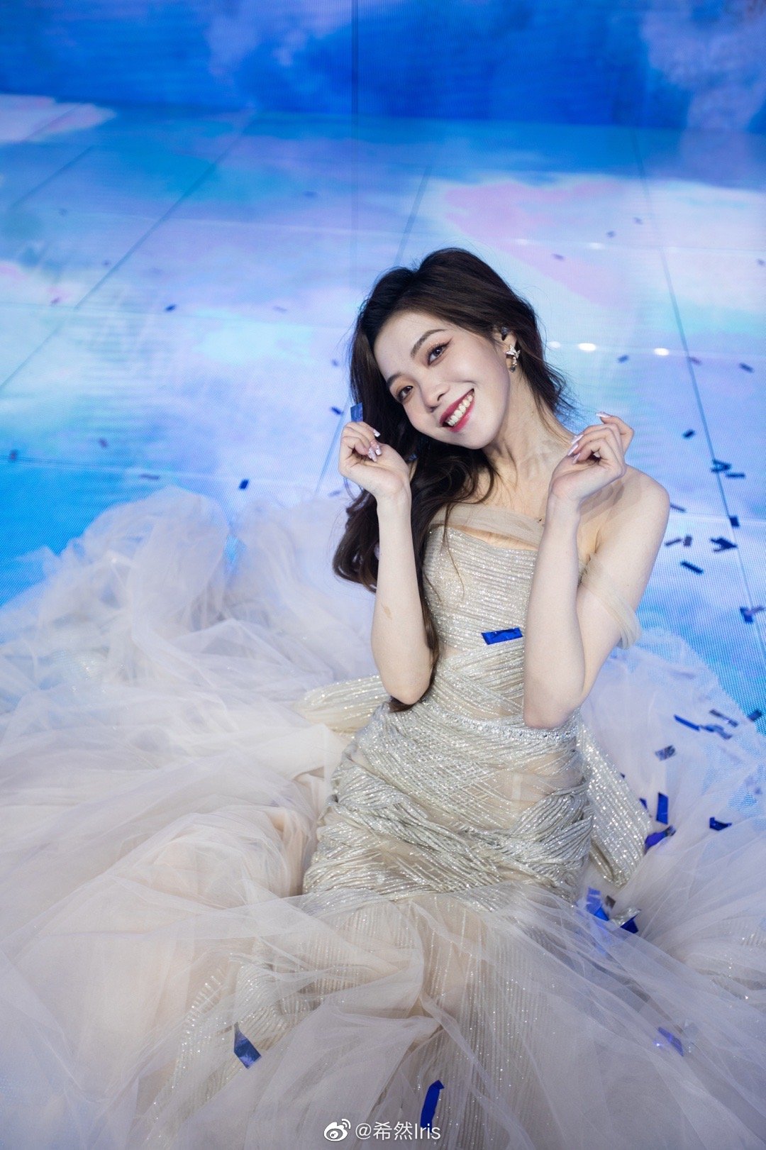 主持希然晒照12月是属于闪亮的月份捏