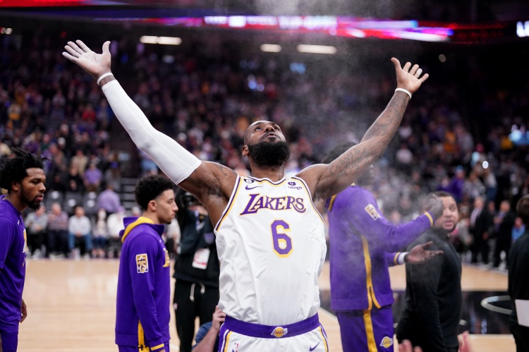 创造历史詹姆斯成NBA史上首位3.8万分1万篮板1万助攻先生