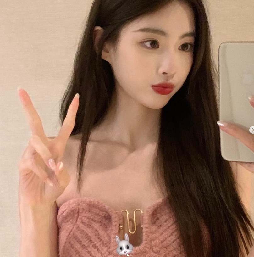 ming绯闻女友1saye晒照摇晃的红酒杯