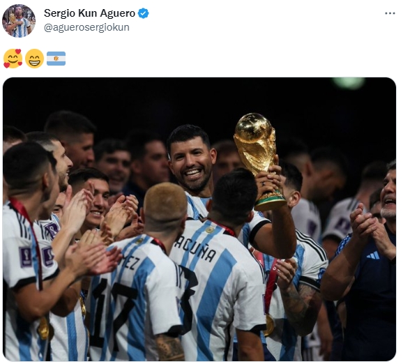 阿圭罗社媒晒照纪念阿根廷夺冠一个月：🥰😁