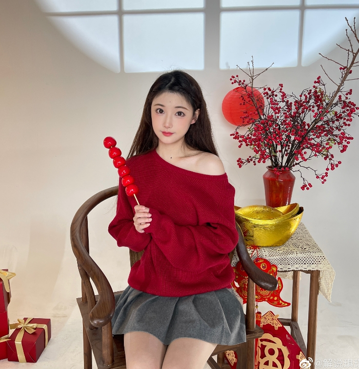 解说琪琪晒照：你们一般都是中午吃年饭还是晚上吃年饭呀