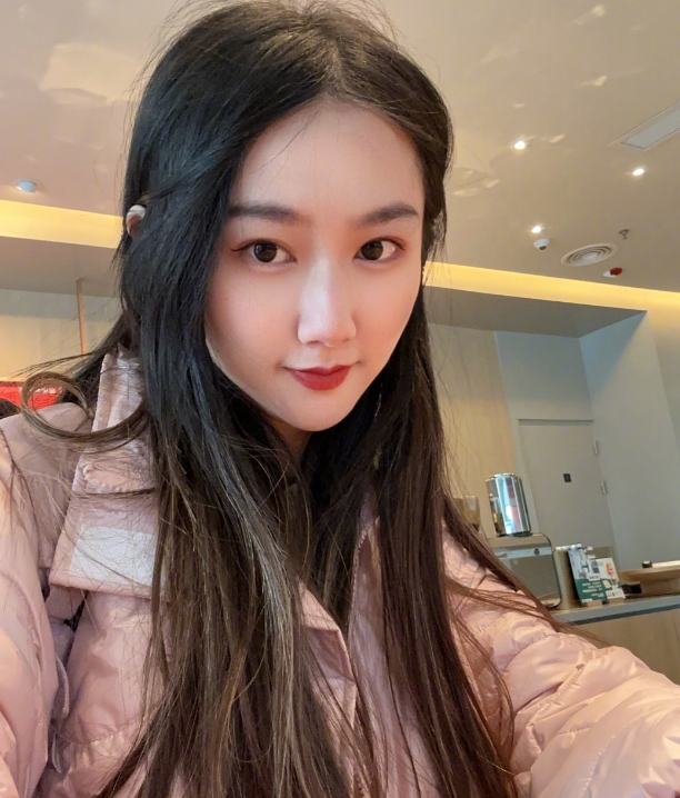 解说小苍晒照：待噶耗这是我的妹妹