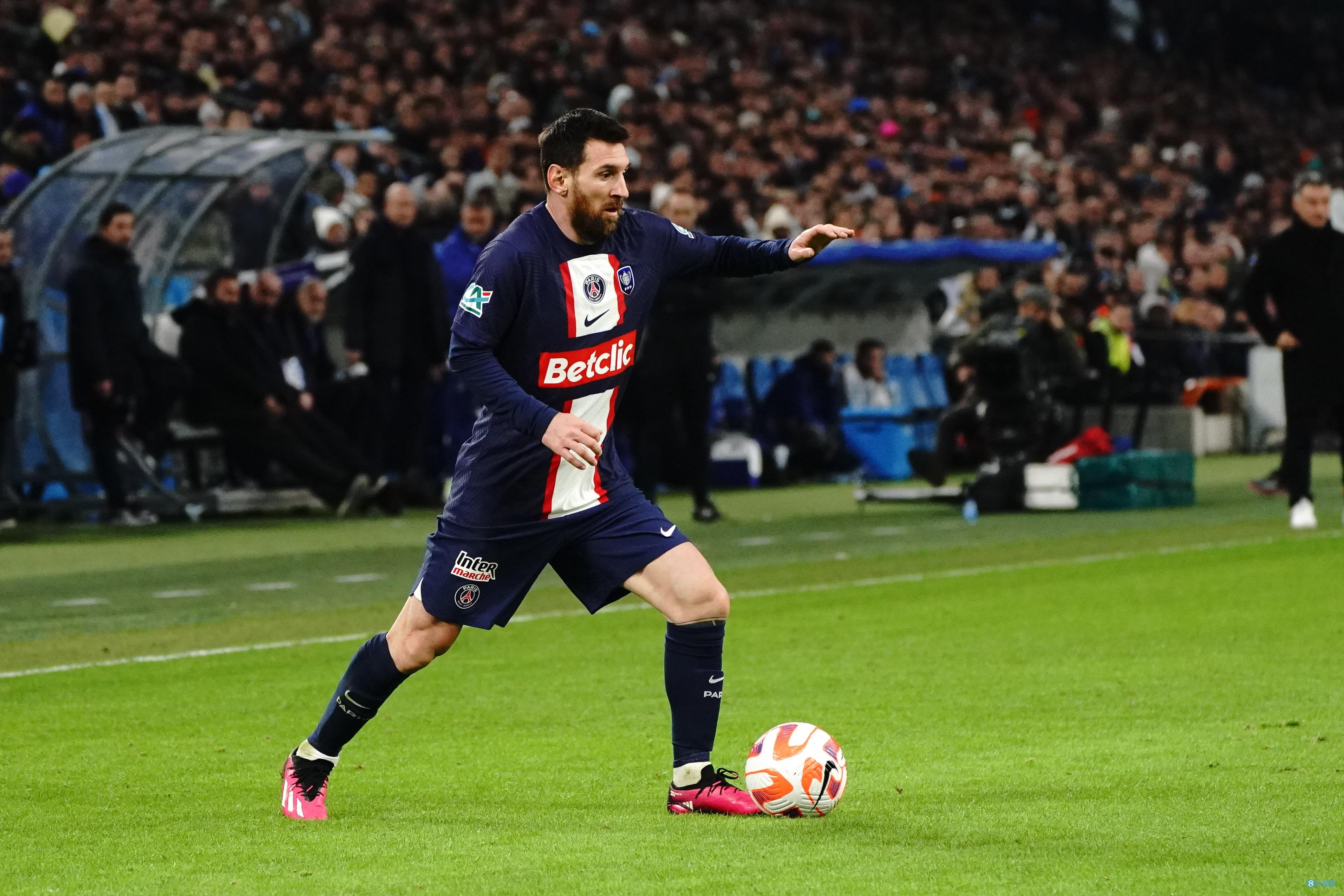 单赛季法国足球甲级联赛进球&助攻均达到15球，梅西是自06/07赛季第三人