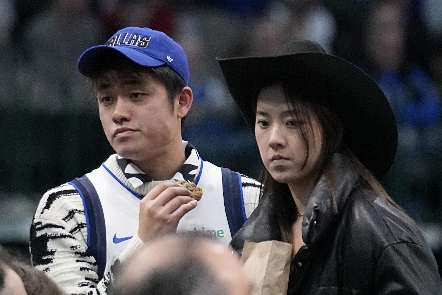 02中国男网第一人吴易昺携女友观战独行侠vs森林狼