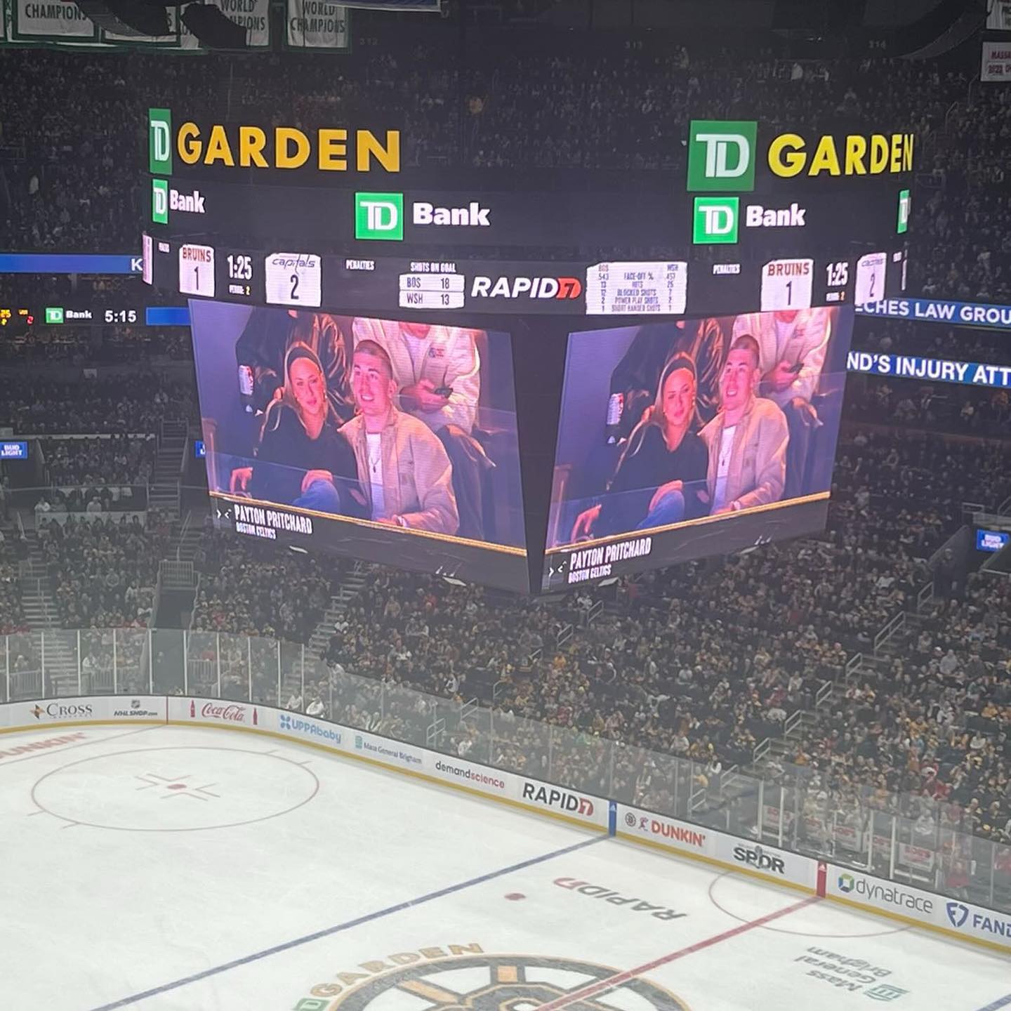 普理查德与女友观看同城球队棕熊的比赛