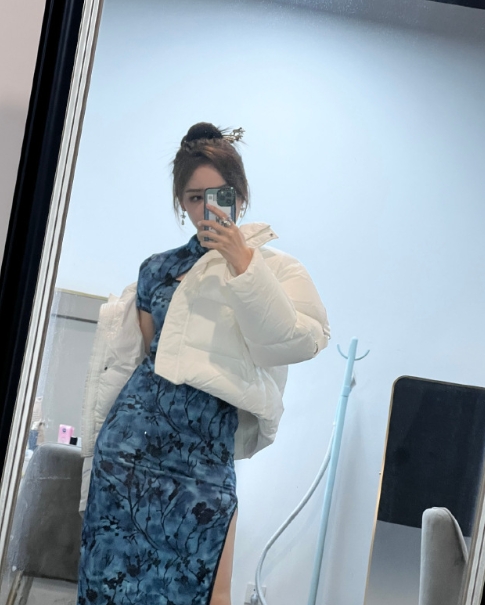 主持余霜晒照：今天这个镜子拍照有点好看