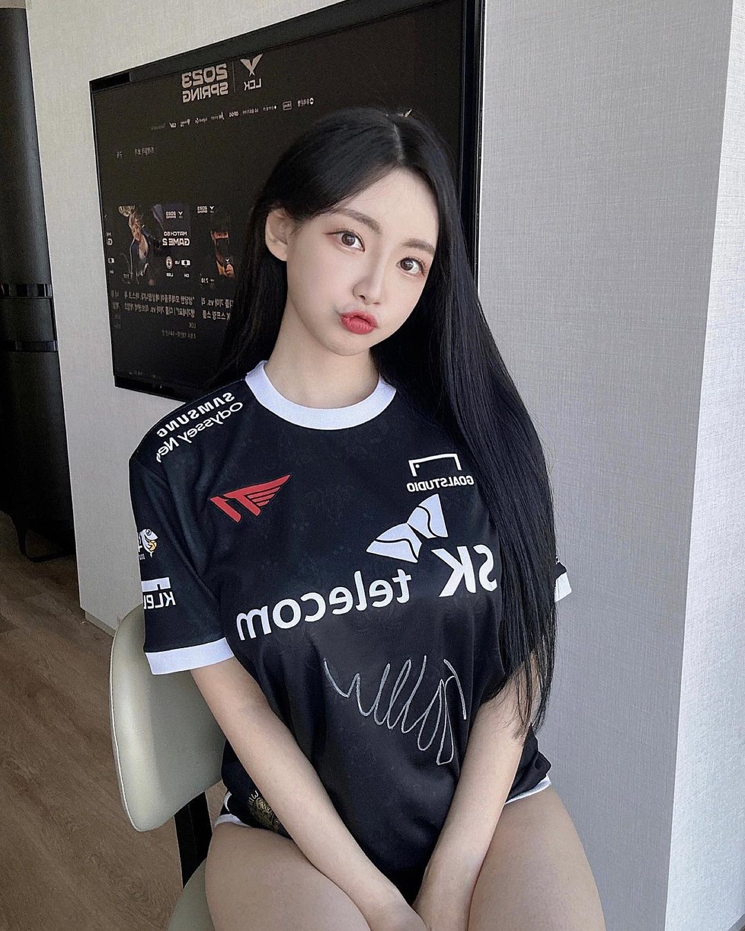 PUBG美女主持郭敏善晒照:感谢T1送来的FakerID队服