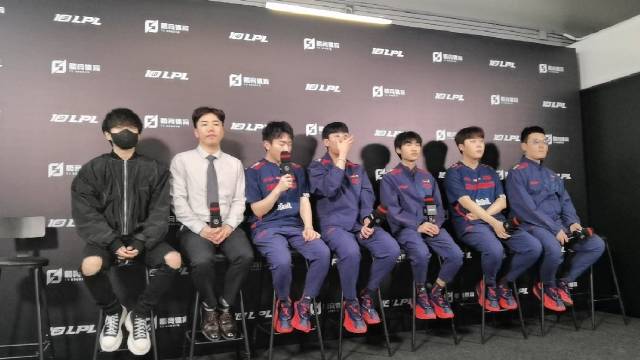 赛后群访Knight：下场对手是TES要对他们重拳出击