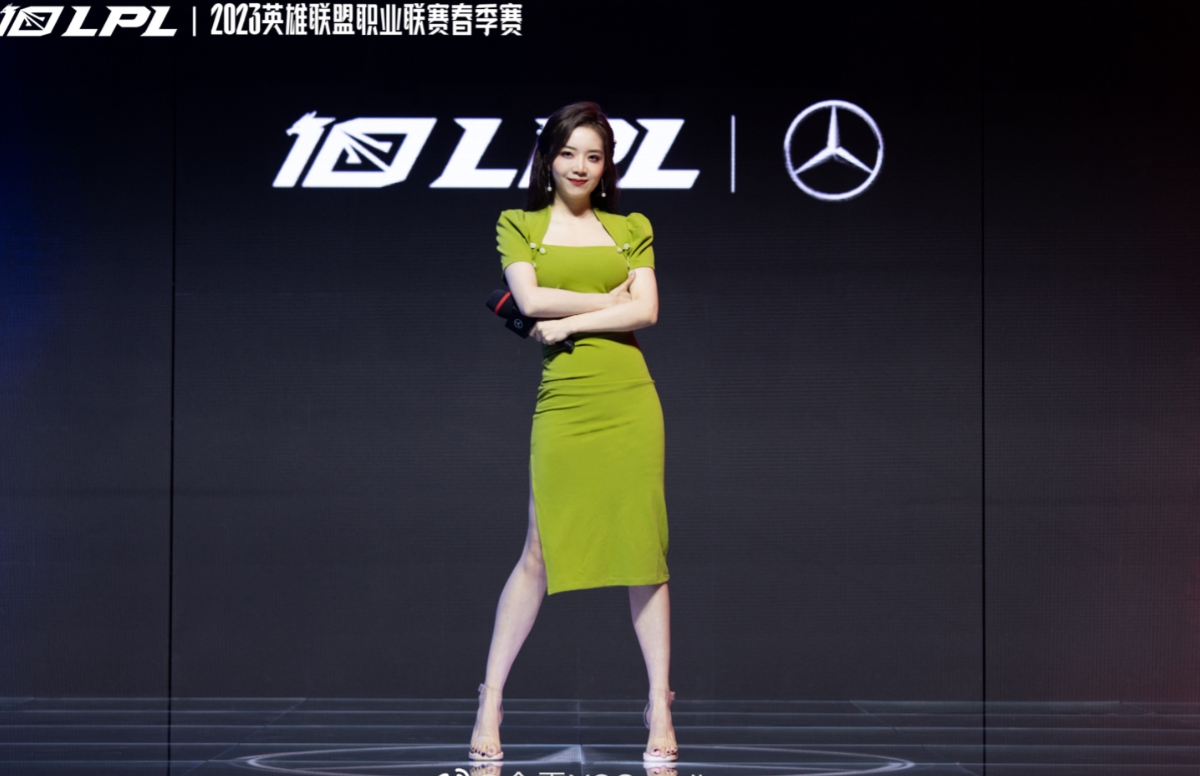 主持余霜晒照：我这走路姿势像个大哥