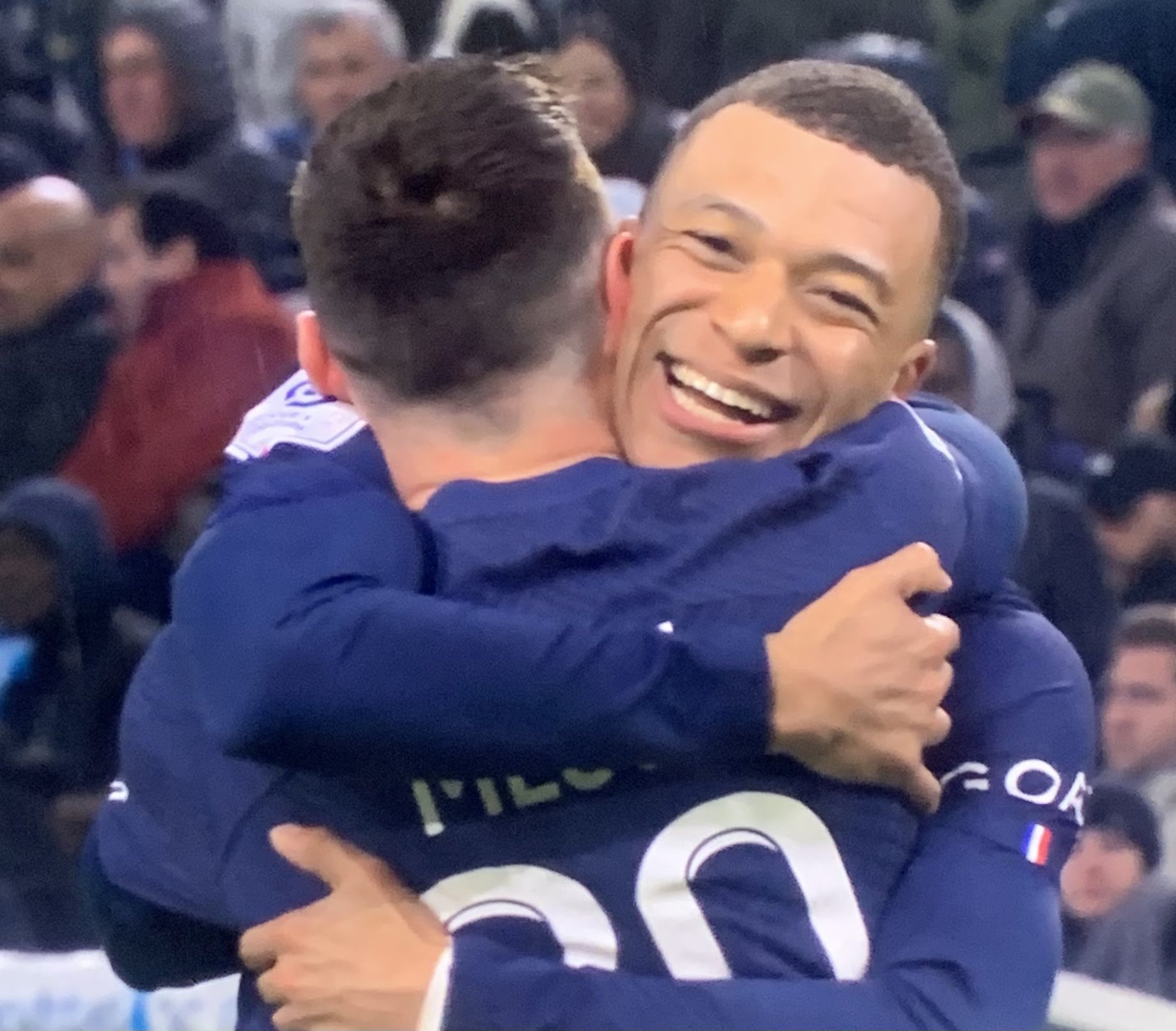 画面太美,梅西与姆巴佩连线后紧紧相拥