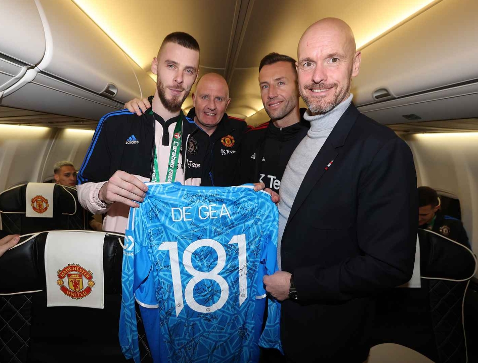 在返程的飛機上，德赫亞領取了完成181場零封的紀念球衣