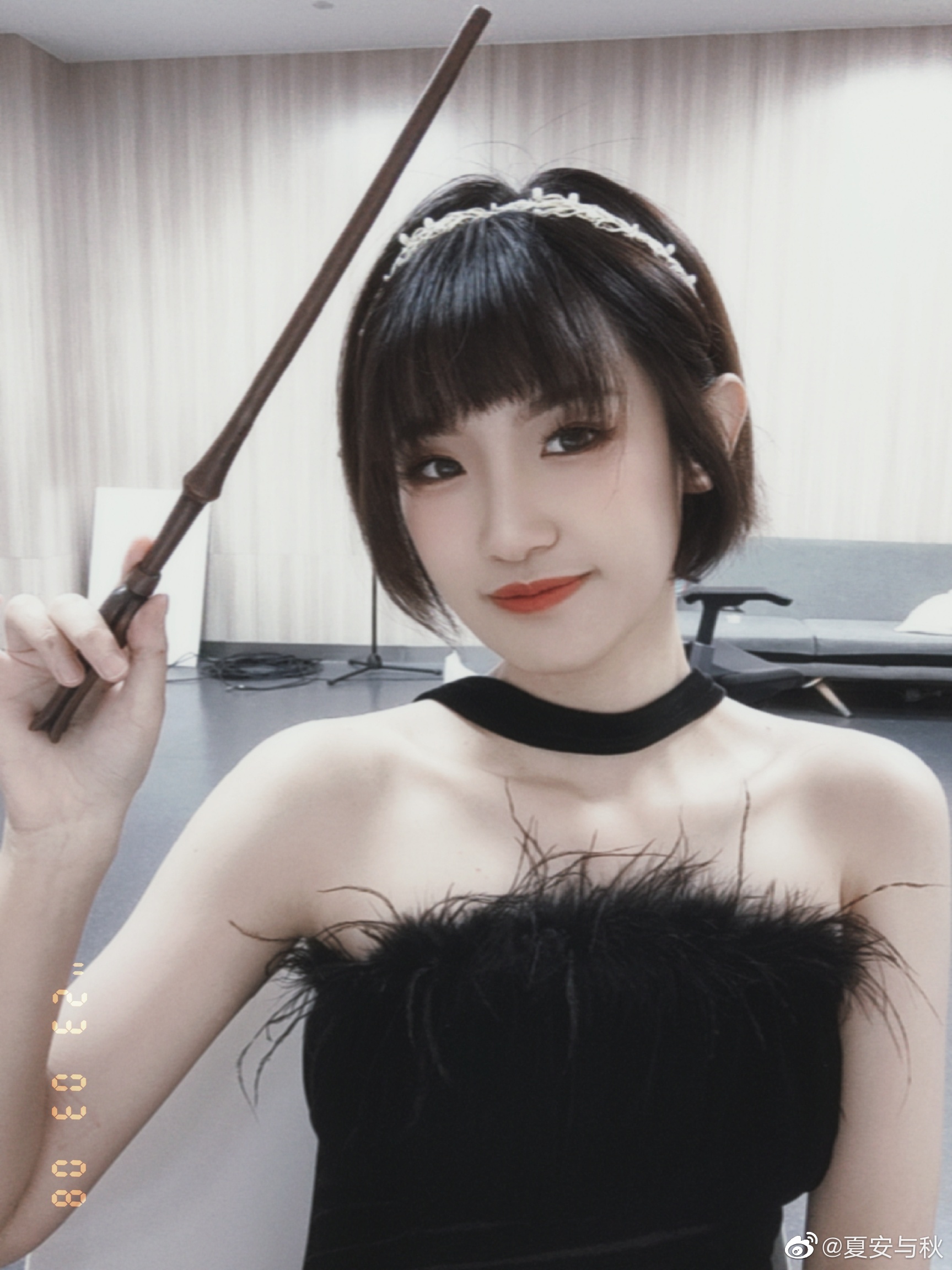 LPL女主持人夏安晒照：拉文克劳学姐来了